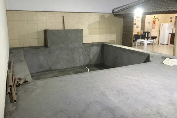 Enchimento de piscina de concreto armado