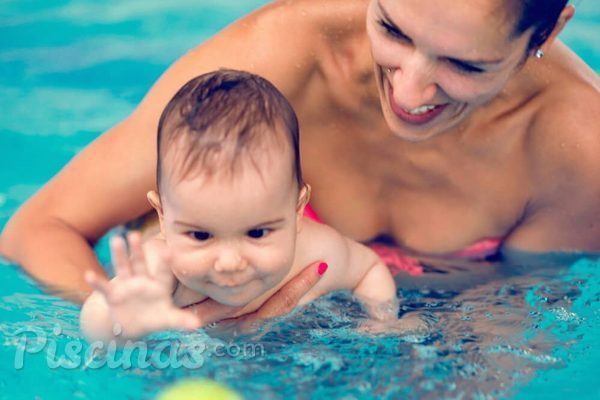 Conheça os benefícios da natação para bebês e crianças