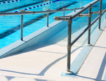 Como implantar acessibilidade para deficientes físicos em piscinas