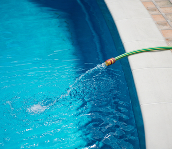 5 dicas para economizar água na piscina este verão