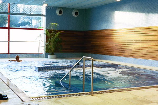 Bancos de hidromassagem: transforme sua piscina