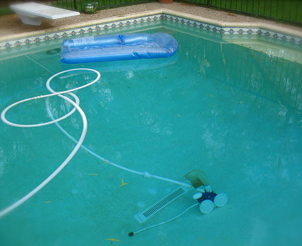 590px-pool-cleaner.jpg